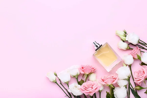 Botella Perfume Con Rosas Flores Eustoma Sobre Fondo Rosa — Foto de Stock