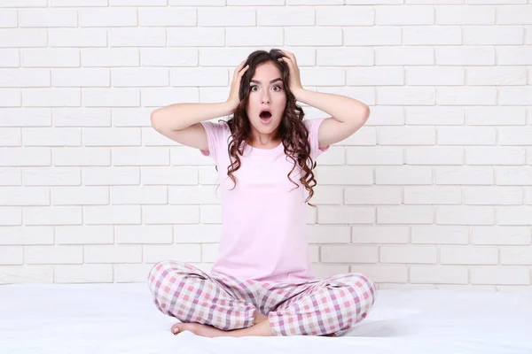 Удивлённая Девушка Пижаме Сидящая Белой Кровати — стоковое фото
