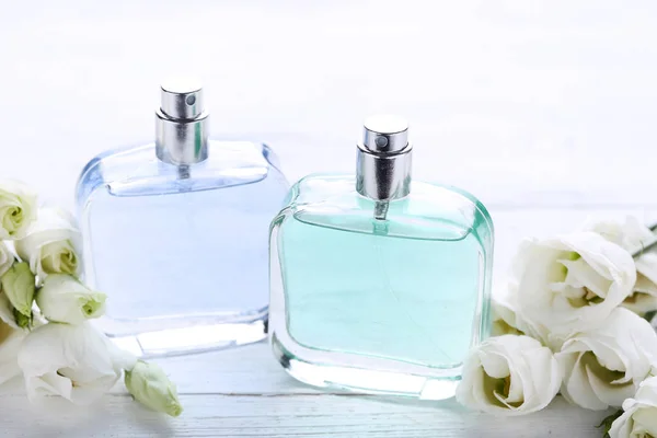 Flacons Parfum Avec Fleurs Eustomes Sur Table Bois Blanc — Photo