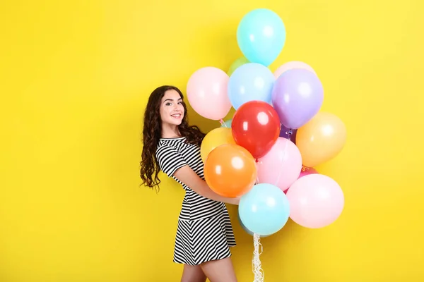 Ragazza Carina Con Palloncini Colorati Piedi Sfondo Giallo — Foto Stock