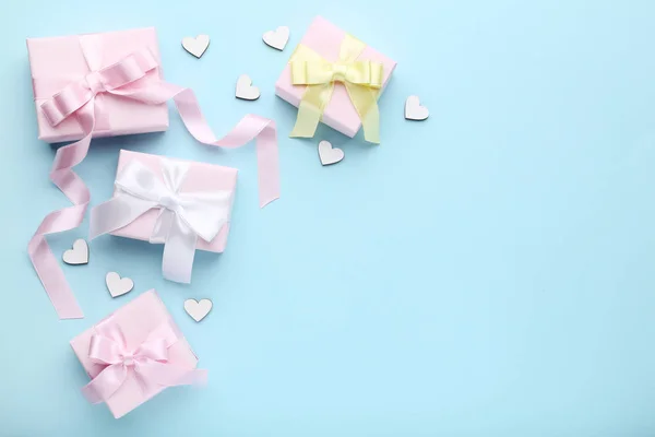 Bunte Geschenkboxen Mit Kleinen Herzen Auf Blauem Hintergrund — Stockfoto