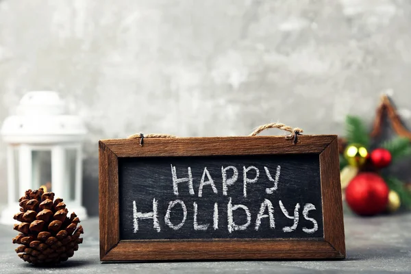 Beschriftung Happy Holiday Auf Holzrahmen Mit Tannenzapfen — Stockfoto