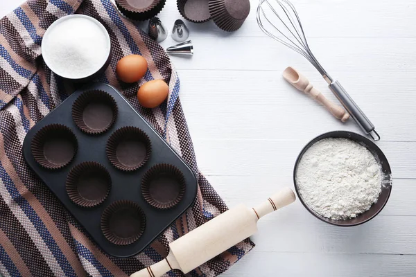 Casos Cupcake Vazios Com Diferentes Utensílios Cozinha Madeira Branca — Fotografia de Stock