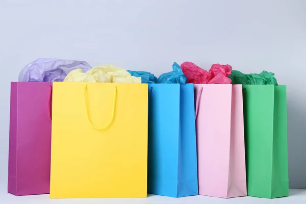 Bolsas Compras Coloridas Con Papel Sobre Fondo Gris —  Fotos de Stock