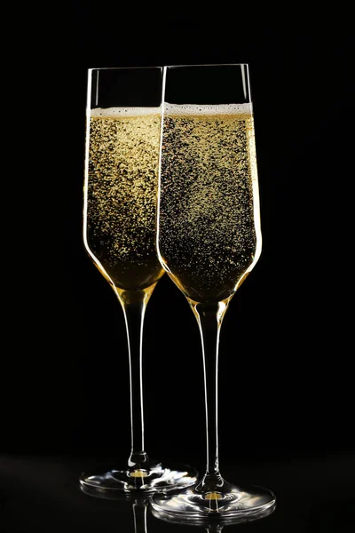 Siyah Arka Plan Üzerine Tam Şampanya Bardağı — Stok fotoğraf