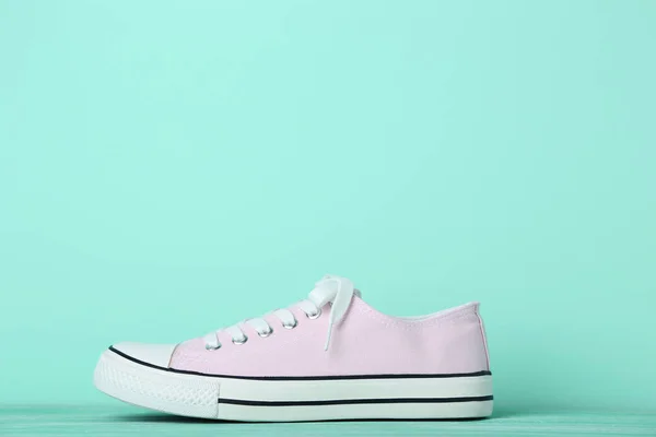 Closeup Dari Sneaker Pink Latar Belakang Mint — Stok Foto