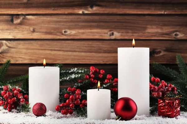 Белые Рождественские Свечи Елочными Ветвями Безделушками Деревянном Фоне — стоковое фото