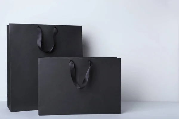 Schwarze Einkaufstaschen Auf Grauem Hintergrund — Stockfoto