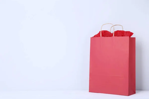 灰色の背景の紙と赤いショッピング バッグ — ストック写真