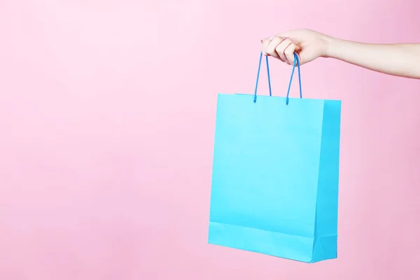 Mão Feminina Segurando Saco Compras Azul Fundo Rosa — Fotografia de Stock