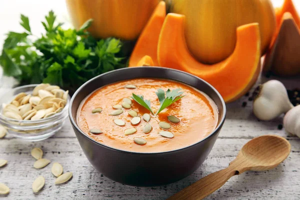 Zuppa Zucca Con Semi Prezzemolo Ciotola Sul Tavolo Legno — Foto Stock