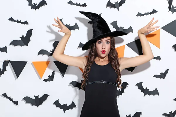 Jovem Mulher Traje Halloween Morcegos Papel Fundo Branco — Fotografia de Stock