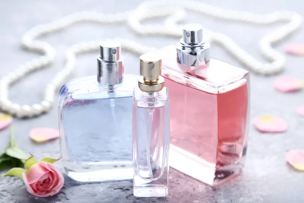 Frascos Perfume Con Rosa Sobre Superficie Gris — Foto de Stock