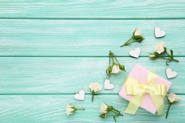 Δώρο Κουτί Ροδαλά Λουλούδια Και Καρδιές Λευκό Μπλε Φόντο Ξύλινη — Φωτογραφία Αρχείου