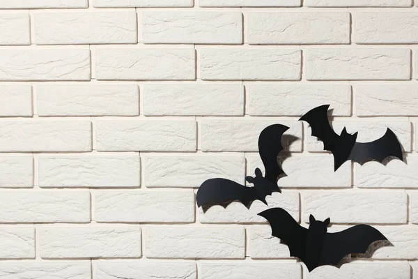 万圣节纸蝙蝠在白色砖墙背景 — 图库照片