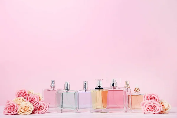 Frascos Perfume Con Rosas Sobre Fondo Rosa —  Fotos de Stock