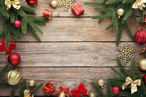 Fir Δέντρο Κλαδιά Τις Διακοσμήσεις Χριστουγέννων Φόντο Ξύλινη — Φωτογραφία Αρχείου