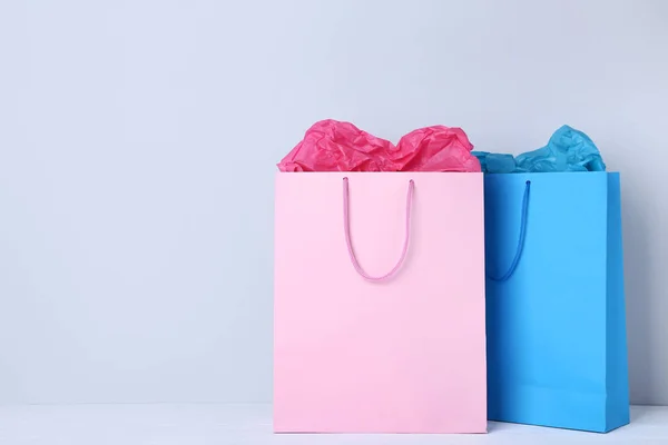 Bolsas Compras Coloridas Con Papel Sobre Fondo Gris —  Fotos de Stock