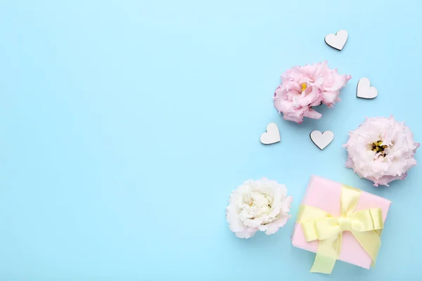 Caja Regalo Con Cinta Flores Eustoma Sobre Fondo Azul — Foto de Stock