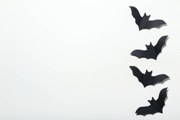 Хэллоуин бумажные летучие мыши на белом фоне
