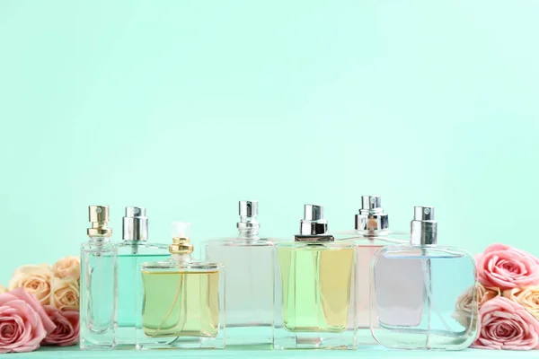 Frascos Perfume Con Rosas Sobre Fondo Menta —  Fotos de Stock