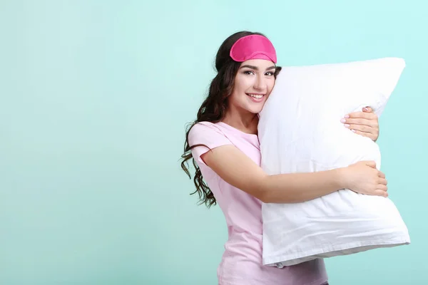 Schönes Mädchen Mit Schlafmaske Und Weißem Kissen Auf Mint Hintergrund — Stockfoto