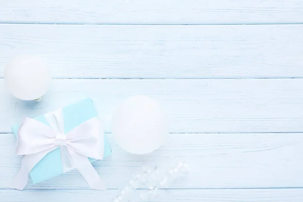 Caixa Presente Com Fita Balões Fundo Madeira Branca — Fotografia de Stock