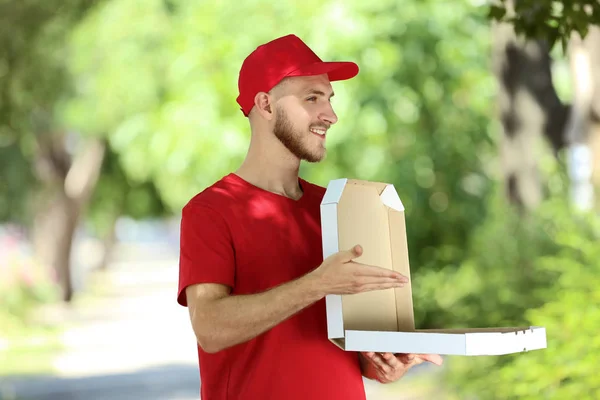 Leverans Man Håller Pizza Kartong Utomhus — Stockfoto