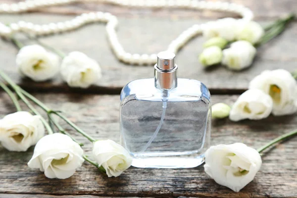 Frasco Perfume Com Flores Eustoma Mesa Madeira — Fotografia de Stock