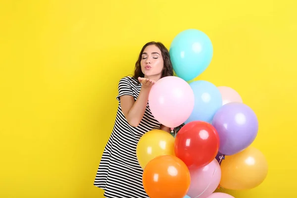 Χαριτωμένο Κορίτσι Χρωματιστά Μπαλόνια Που Στέκεται Πάνω Κίτρινο Φόντο — Φωτογραφία Αρχείου