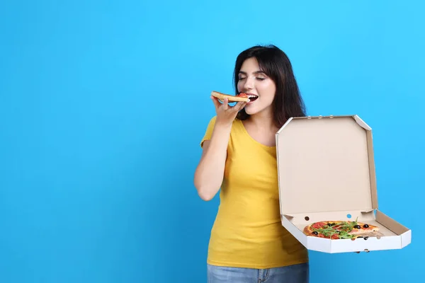 Jovem Com Pizza Caixa Papelão Sobre Fundo Azul — Fotografia de Stock