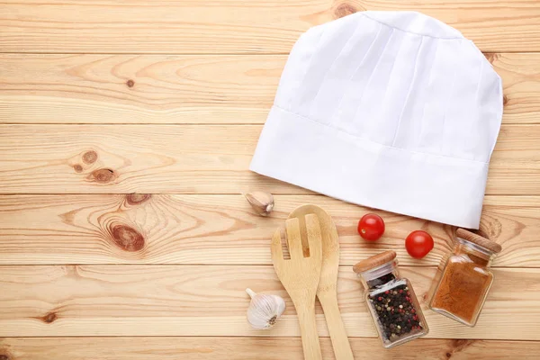 Sombrero Chef Con Especias Frascos Verduras Sobre Mesa Madera Marrón — Foto de Stock