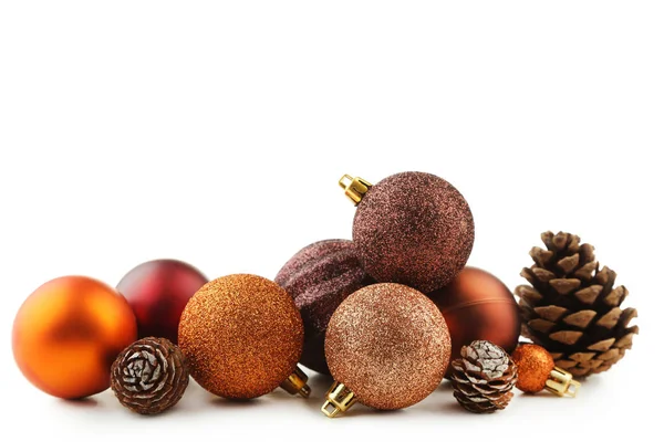 Kerstballen Met Kegels Geïsoleerd Witte Achtergrond — Stockfoto