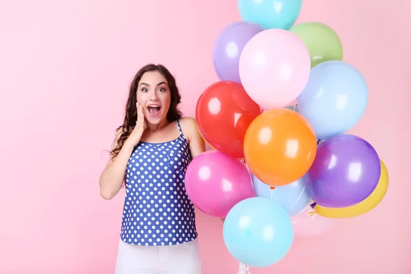 Förvånad Tjej Med Färgade Ballonger Stående Rosa Bakgrund — Stockfoto