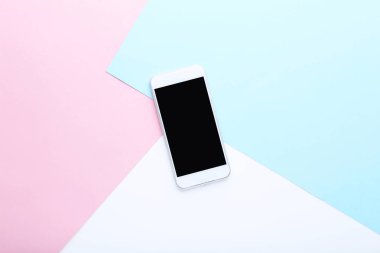 Pembe, mavi ve beyaz arka plan üzerinde Smartphone