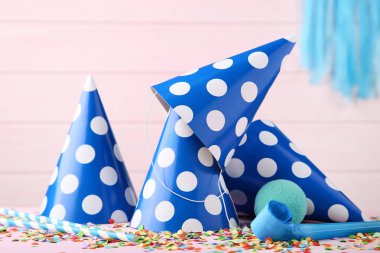 Doğum günü kağıt kapaklar üfleyici ve pembe bir arka plan üzerinde payet ile