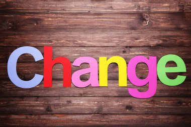 Kağıt mektup kahverengi ahşap masa üstünde kelime değişikliği