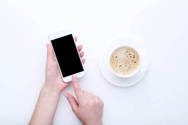 Eller ve beyaz arka plan üzerinde kahve Smartphone