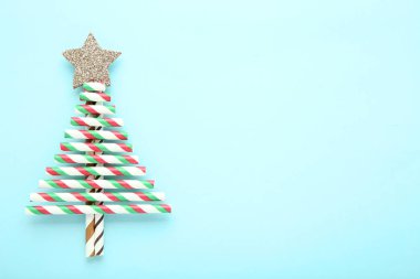 Mavi arka plan üzerinde Noel ağacı şeklinde dizili payet