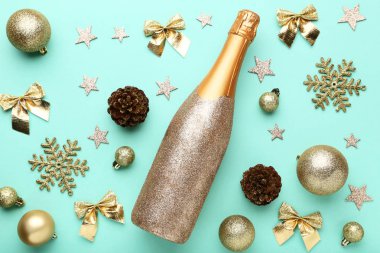 Nane arka plan üzerinde Noel süslemeleri ile şampanya şişesi