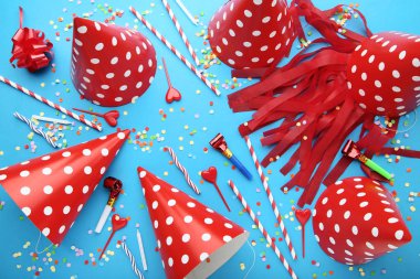 Doğum günü kağıt kapaklar payet, mumlar ve üfleyiciler mavi zemin üzerine