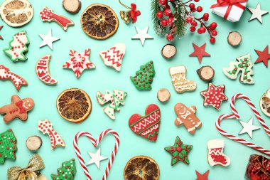 Noel gingerbread çerezleri nane arka plan üzerinde kuru turuncu meyve ile