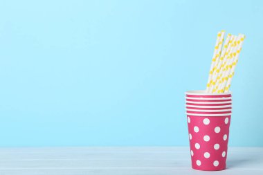 Pembe kağıt bardak mavi zemin üzerine payet ile