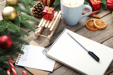 Köknar-ağaç dalları ve kahve boş sayfaya