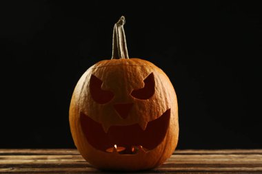 Siyah arkaplanda cadılar bayramı kabağı