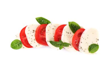 Mozzarella peyniri, domates ve fesleğen yaprakları üzerinde izole beyaz arka plan