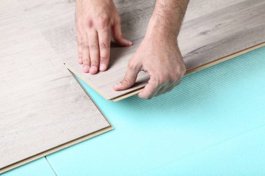 Adam yükleme ahşap laminat döşeme