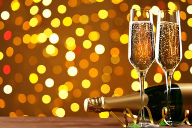 Işıklar arka plan gözlüklerle şampanya şişesi