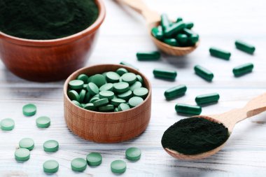 Spirulina toz ve tabletler ahşap tablo