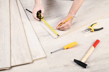 Adam ahşap laminat araçları ile yükleme